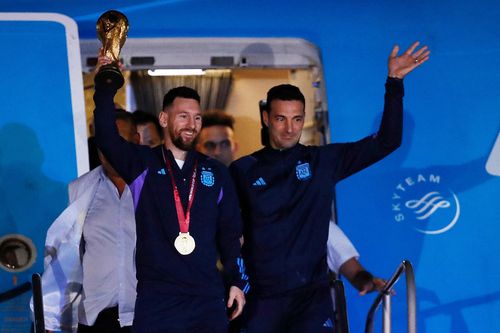 Biển người đón Messi cùng đồng đội trở về Argentina