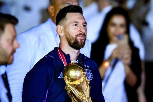 Messi và đồng đội phải trả lại cúp vàng 6,1 kg