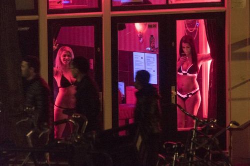 Lao động mại dâm ở Amsterdam phản đối lệnh cấm đứng cửa sổ