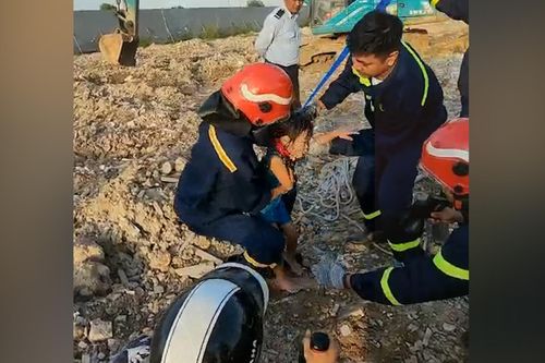 Nghẹt thở cứu bé gái 5 tuổi rơi xuống hố cọc ép bê-tông