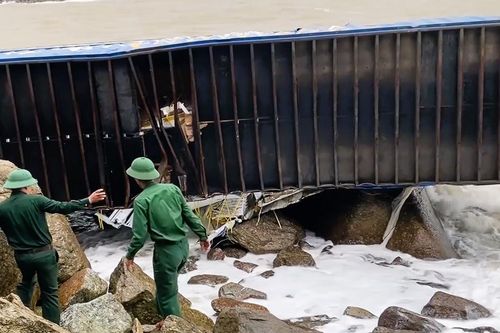 Quảng Ngãi: Container trôi dạt vào bờ biển đã xác nhận chủ sở hữu