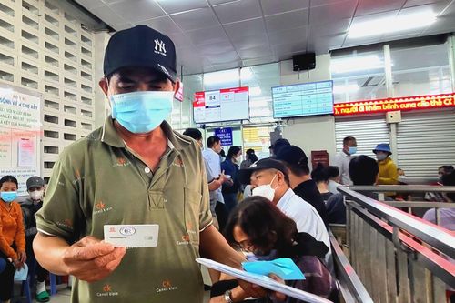 Ba tiếng chờ đợi, 10 phút khám