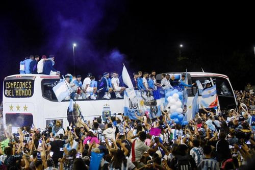 Cận cảnh người dân Argentina thức xuyên đêm mừng Messi mang Cúp vàng về quê nhà