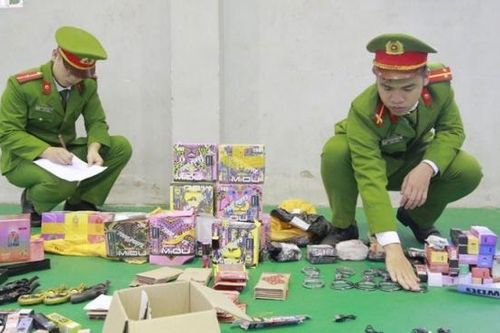 Hà Tĩnh: Phát hiện xe chuyển phát nhanh vận chuyển nhiều hàng cấm