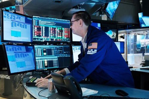 Cá mập tháo chạy, nhà đầu tư nhỏ lẻ vẫn bám chứng khoán Mỹ
