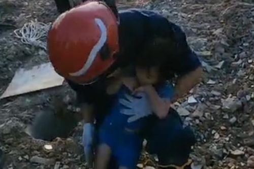 Cứu sống bé gái rơi xuống hố ép cọc bê tông sâu 15m
