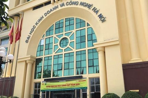 In pano sai Quốc kỳ, 2 cán bộ đại học bị đình chỉ công tác