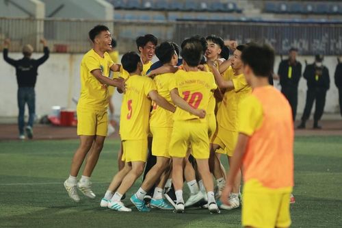Nhiều đội vào vòng 1/8 sau 'cơn mưa bàn thắng' trên sân Hoàng Mai