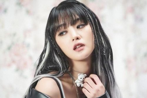 Chiếc nhẫn đôi trên ngón áp út của Minnie