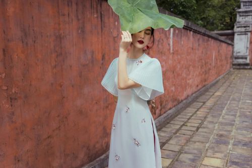 Áo dài chần bông, xếp ly thành xu hướng mùa Tết 2023
