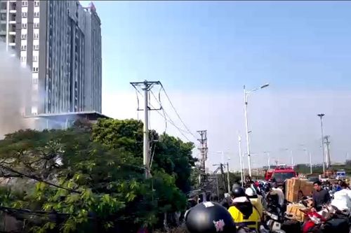 Cháy nghi ngút tại ngôi nhà trên đường đê Nguyễn Khoái