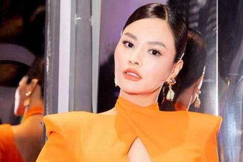 'Siêu mẫu 4 con' Vũ Thu Phương diện đầm cắt xẻ táo bạo bất chấp tuổi tác bên 'nàng Hậu' quốc tế này