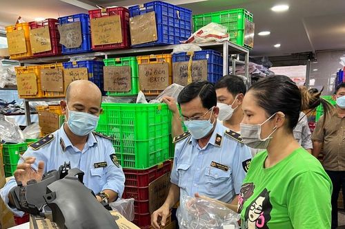 Nhiều mặt hàng phụ tùng xe máy ở chợ Tân Thành có dấu hiệu giả mạo