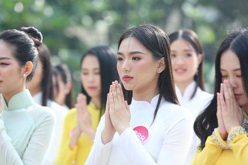 Top 35 Hoa hậu Việt Nam mặc áo dài dâng hoa ở tượng đài Bác Hồ