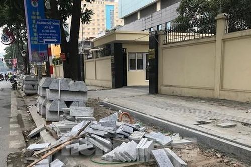 Vì sao vỉa hè lát đá ngổn ngang trên phố Nguyễn Chí Thanh?