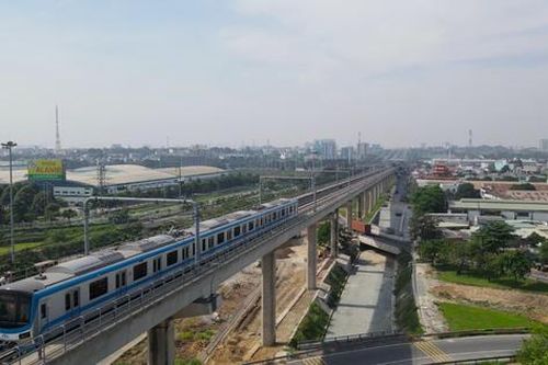 Cận cảnh tàu metro số 1 TPHCM lần đầu chạy thử nghiệm đoạn trên cao