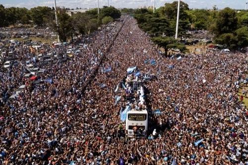 CĐV đổ ra đường ăn mừng, ĐT Argentina phải vượt qua 'biển người' bằng trực thăng