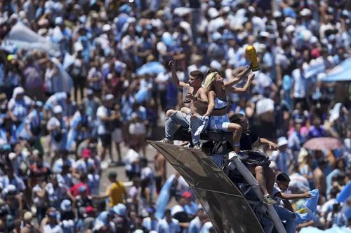 Hàng triệu người Argentina đổ ra đường rước cúp vàng World Cup
