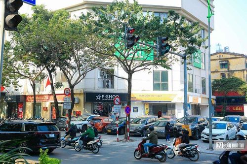 Ôtô đỗ tràn lan chật kín trên vỉa hè