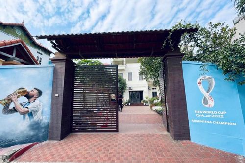 Hâm mộ Messi cuồng nhiệt, thầy giáo tiểu học quyết định 'chơi lớn' vẽ hình thần tượng trước cổng nhà