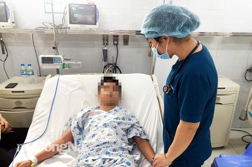 Cấp cứu kịp thời bé trai uống nhầm Methadone