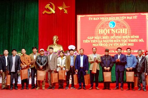 Đại Từ: Biểu dương điển hình tiên tiến là người dân tộc thiểu số, người có uy tín