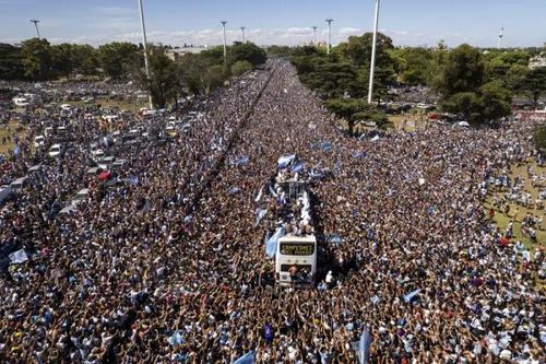 Biển người ăn mừng trên phố, tuyển Argentina phải diễu hành bằng trực thăng