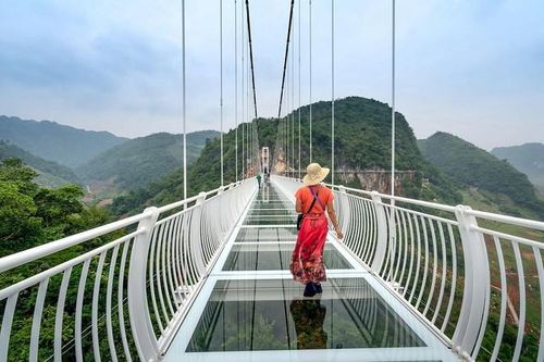 Chiêm ngưỡng cây cầu kính dài nhất thế giới, đạt kỷ lục Guinness ngay tại Việt Nam