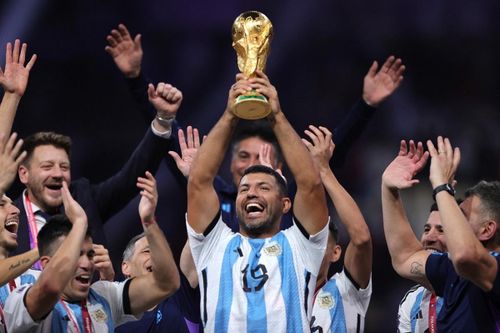 Phản ứng của Aguero khi bị chỉ trích vì nâng cúp