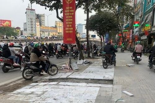 Hà Nội: Ô tô, xe máy thản nhiên đi trên nhiều tuyến vỉa hè vừa sửa chữa