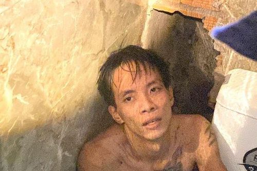 Phá tường giải cứu trộm bị mắc kẹt trong lối thông hơi nhà vệ sinh
