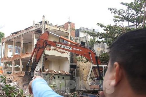 Gấp rút phá dỡ xác nhà, cải tạo cảnh quan quanh SVĐ Chi Lăng trước Tết