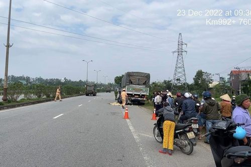 Tông vào đuôi ô tô dừng ven đường, 2 người thương vong