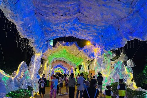 Con đường hang đá dài 200m độc đáo tại Đồng Nai