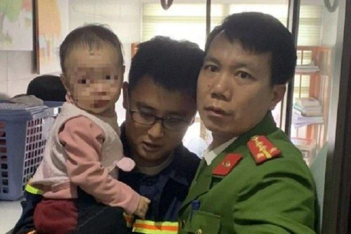 Kịp thời giải cứu cháu bé 1 tuổi bị mắc kẹt ngoài ban công chung cư