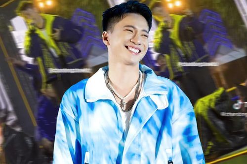 Thấy S.T Sơn Thạch 'đội mưa' trình diễn hết mình trên sân khấu, fan phản ứng ra sao?