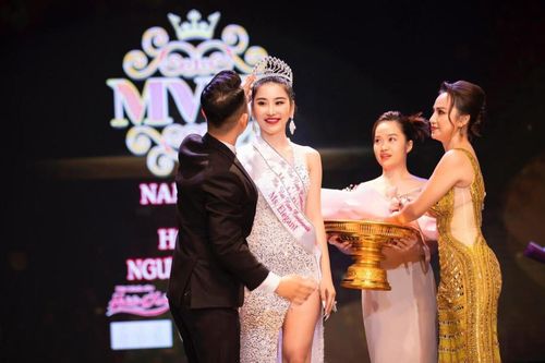 Trịnh Thanh Hồng bất ngờ đoạt danh hiệu Hoa hậu thế giới Người Việt