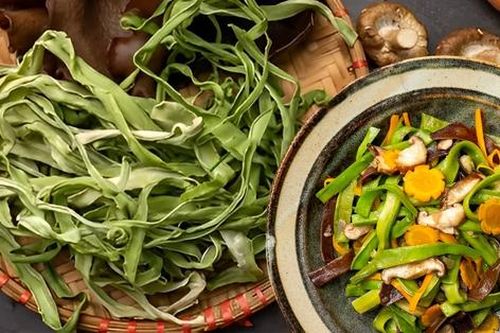 Loại rau tiến vua nhìn thì khô, giá gần nửa triệu/kg nhưng vẫn luôn đắt hàng mỗi dịp Tết đến