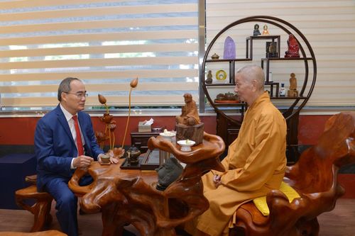 GS.TS Nguyễn Thiện Nhân lễ Phật, thăm Đức Pháp chủ GHPGVN