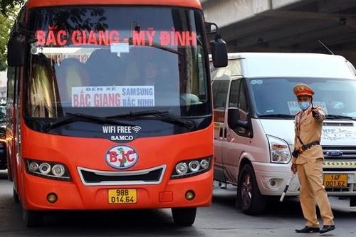 GSGT Hà Nội chặn bắt, xử lý hàng loạt xe khách 'rùa bò'