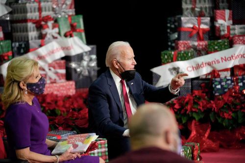 Ông Biden thảnh thơi trước Giáng sinh sau chiến thắng lập pháp