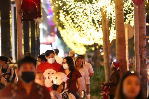 Người dân Thành phố Hồ Chí Minh đón Giáng sinh