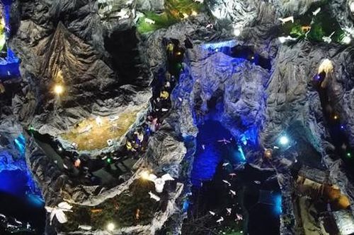 Hàng ngàn người xếp hàng xem hang đá 'khủng' ở Hà Tĩnh