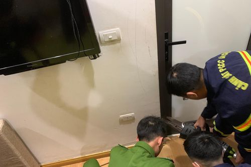Cứu cháu bé 1 tuổi bị kẹt ngoài ban công tầng 7 chung cư