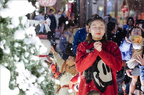 Cả nước rộn ràng đón Giáng sinh trong sắc màu lung linh