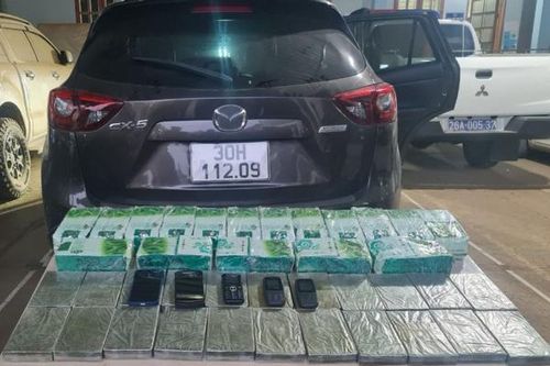 Truy bắt đối tượng vận chuyển 22 bánh heroin dùng súng chống trả Công an