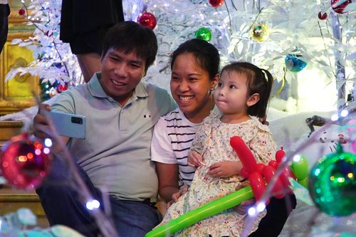 Người dân Hà Nội, TP.HCM đón Giáng sinh trong tiết trời se lạnh