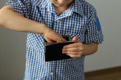 Con trai lấy trộm tiền của bà và cách xử lý khiến ai cũng phải khen ngợi của mẹ