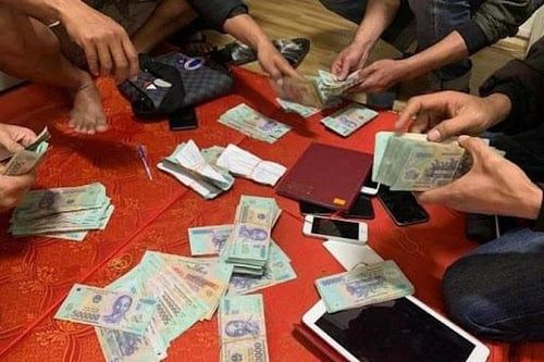 Bắt quả tang Trạm trưởng Trạm y tế xã đánh bạc