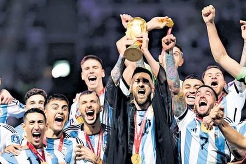 Argentina tức tốc khoe cúp vàng trước khi trả lại cho FIFA